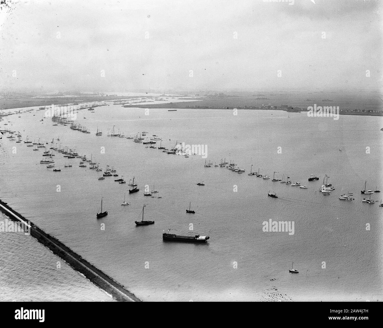 50th Jubilee Queen Wilhelmina veduta aerea. National Vlootschouw la IJ Interna ed Esterna ad Amsterdam, unità marine, navi, yacht e chiatte. Data: 3 settembre 1948 luogo: Amsterdam, IJ Parole Chiave: Anniversari, casa reale, aereo, navi Foto Stock