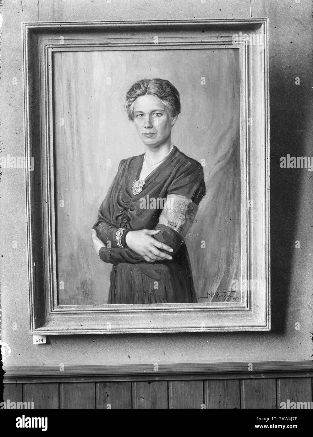 Ritratto Di Jacoba Van Tongeren Max Nauta, Datato Agosto 1945 Annotazione: Nome In Codice Miss 2000. Indossa un braccialetto con il gruppo opschift nel 2000 e un'arma composta da un Pelican con il testo Biblia. Sul petto una spilla grande con lo stemma nazionale Data: 1945 Parole Chiave: Arte, seconda guerra mondiale, combattenti resistenza Nome Persona: Tongeren, Jacoba van Foto Stock