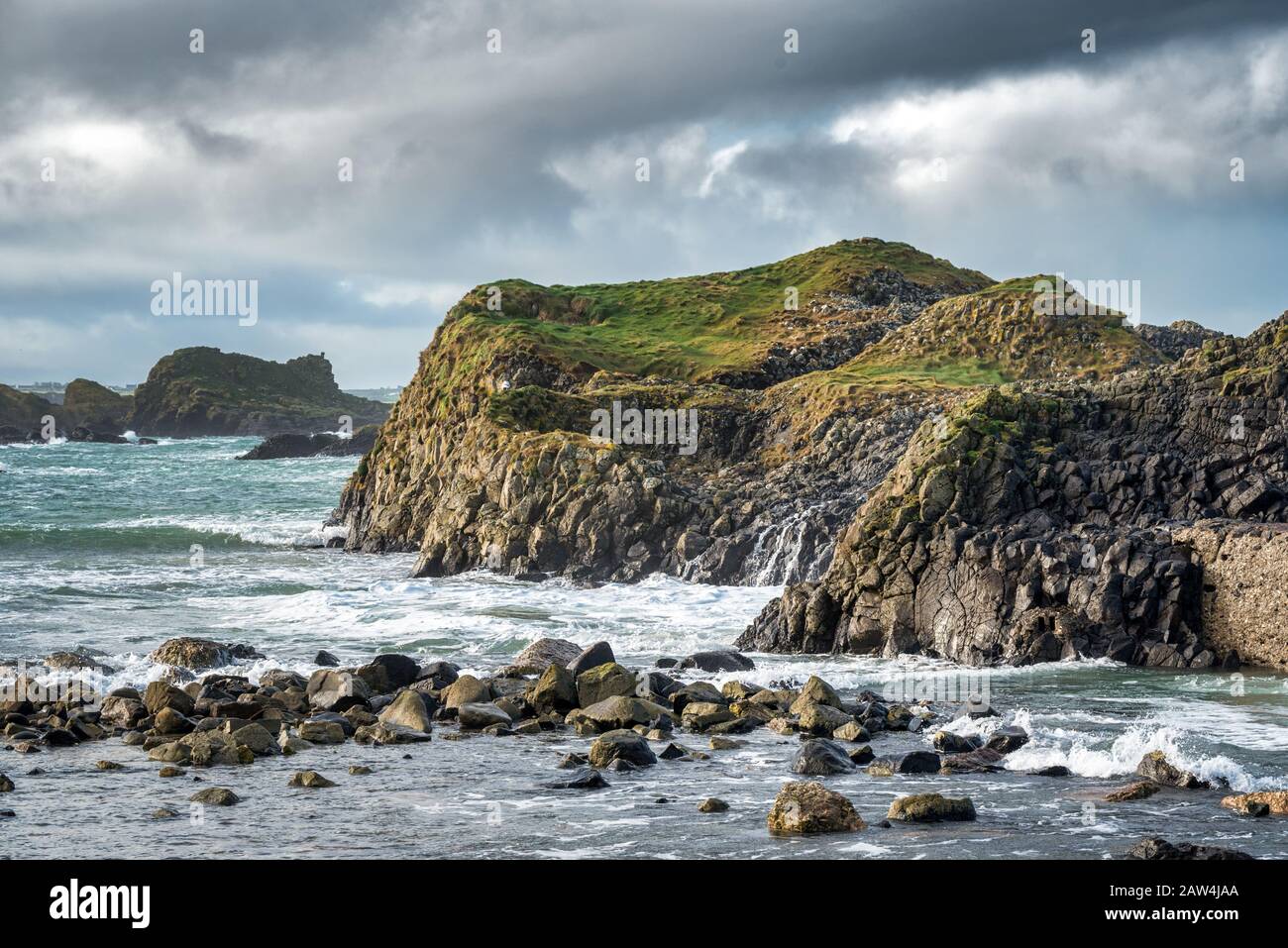 Riva rocciosa sulla costa settentrionale di Antrim in Irlanda del Nord Foto Stock