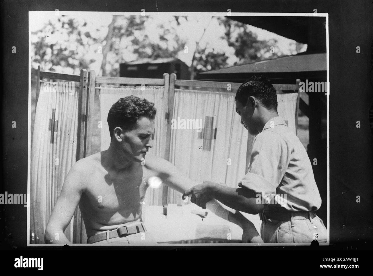 Membro del 18th Bomber squadrone il suo braccio ferito permette di collegare Annotazione: Repro Negativo Data: Maggio 1945 Parole Chiave: Ferito, aviazione, seconda guerra mondiale Foto Stock