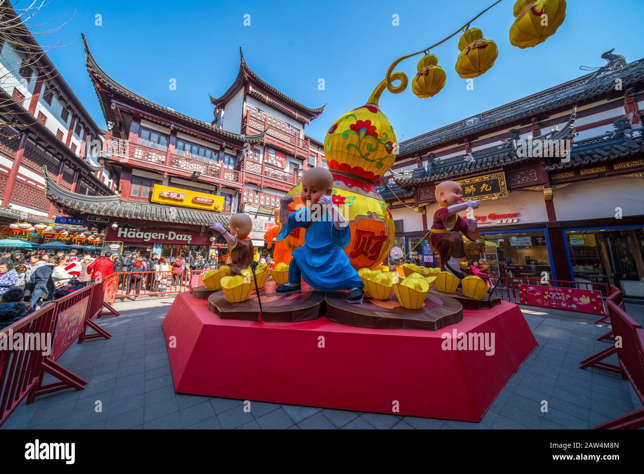 Shanghai, CINA - 13 FEBBRAIO 2018: Insegne al neon accese su Nanjing Road. L'area e' il principale quartiere dello shopping di Shanghai e uno dei piu' trafficati del mondo Foto Stock