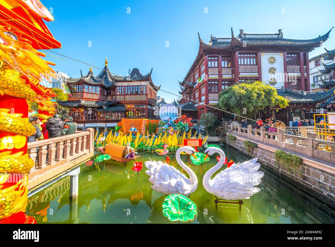 Shanghai, CINA - 13 FEBBRAIO 2018: Insegne al neon accese su Nanjing Road. L'area e' il principale quartiere dello shopping di Shanghai e uno dei piu' trafficati del mondo Foto Stock