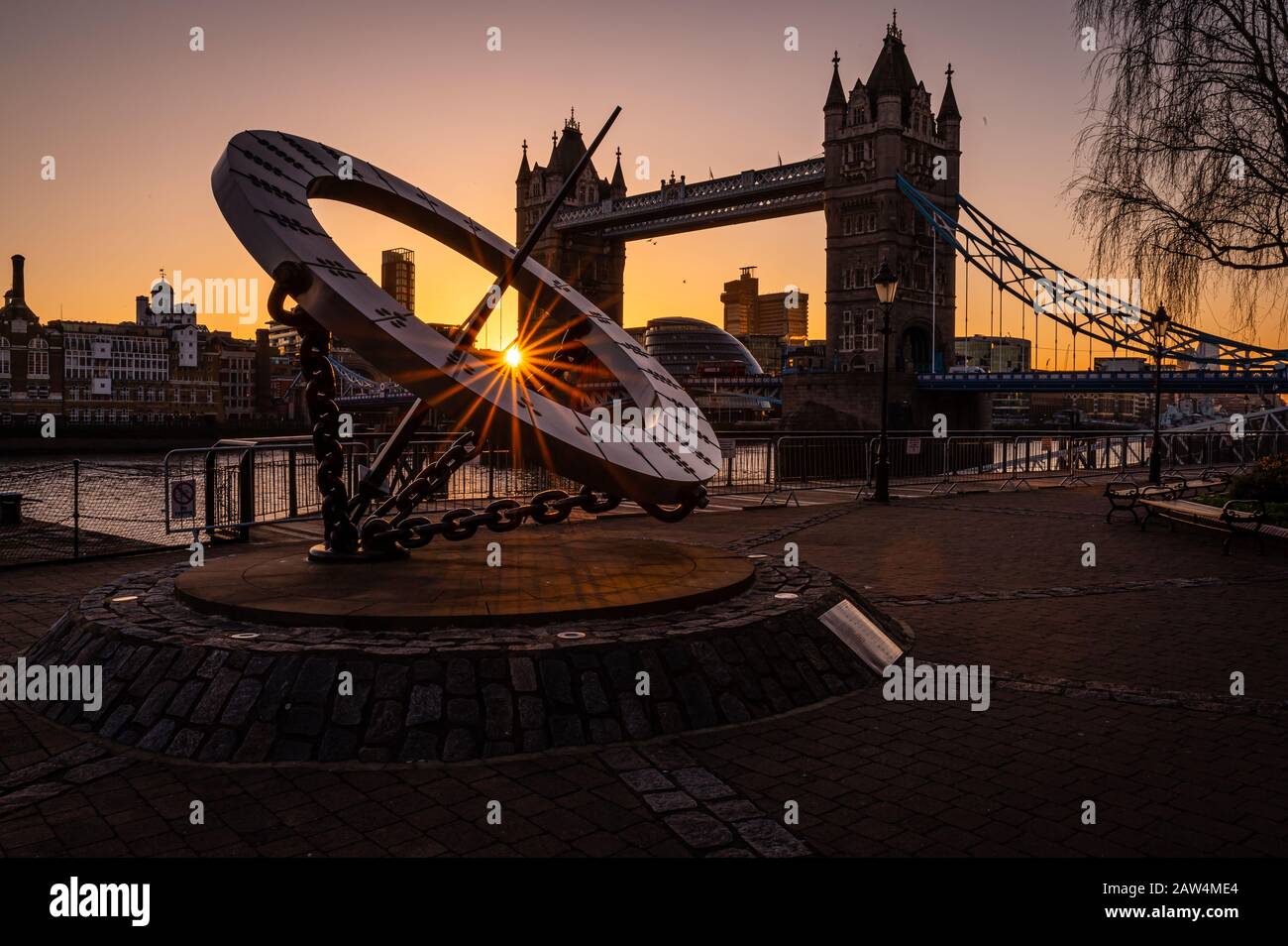 Il Segnatempo Sundial e Tower Bridge al tramonto a Londra, Regno Unito Foto Stock