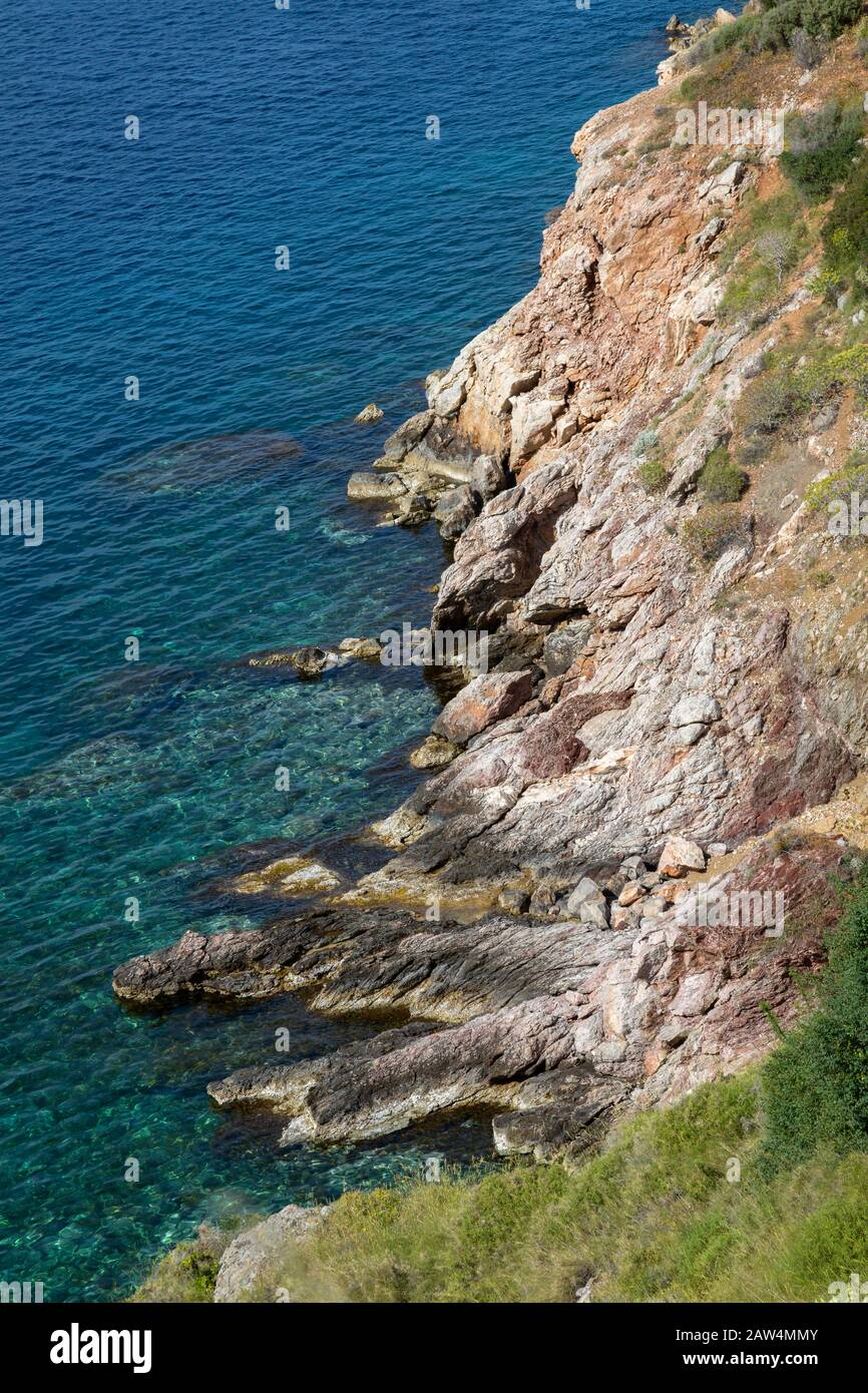 Coste rocciose lungo l'isola greca di Hydra. Una delle isole Saroniche si trova nel Mar Egeo. Foto Stock
