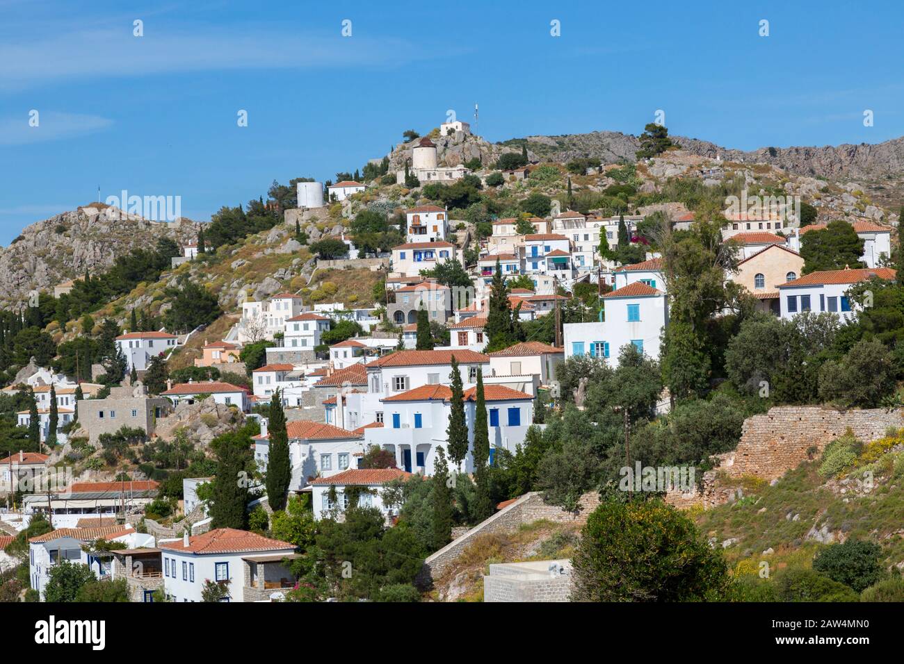 Casa imbiancata seduta sulla cima dello scafo sull'isola greca di Hydra. Hydra fa parte delle Isole Saroniche. Foto Stock