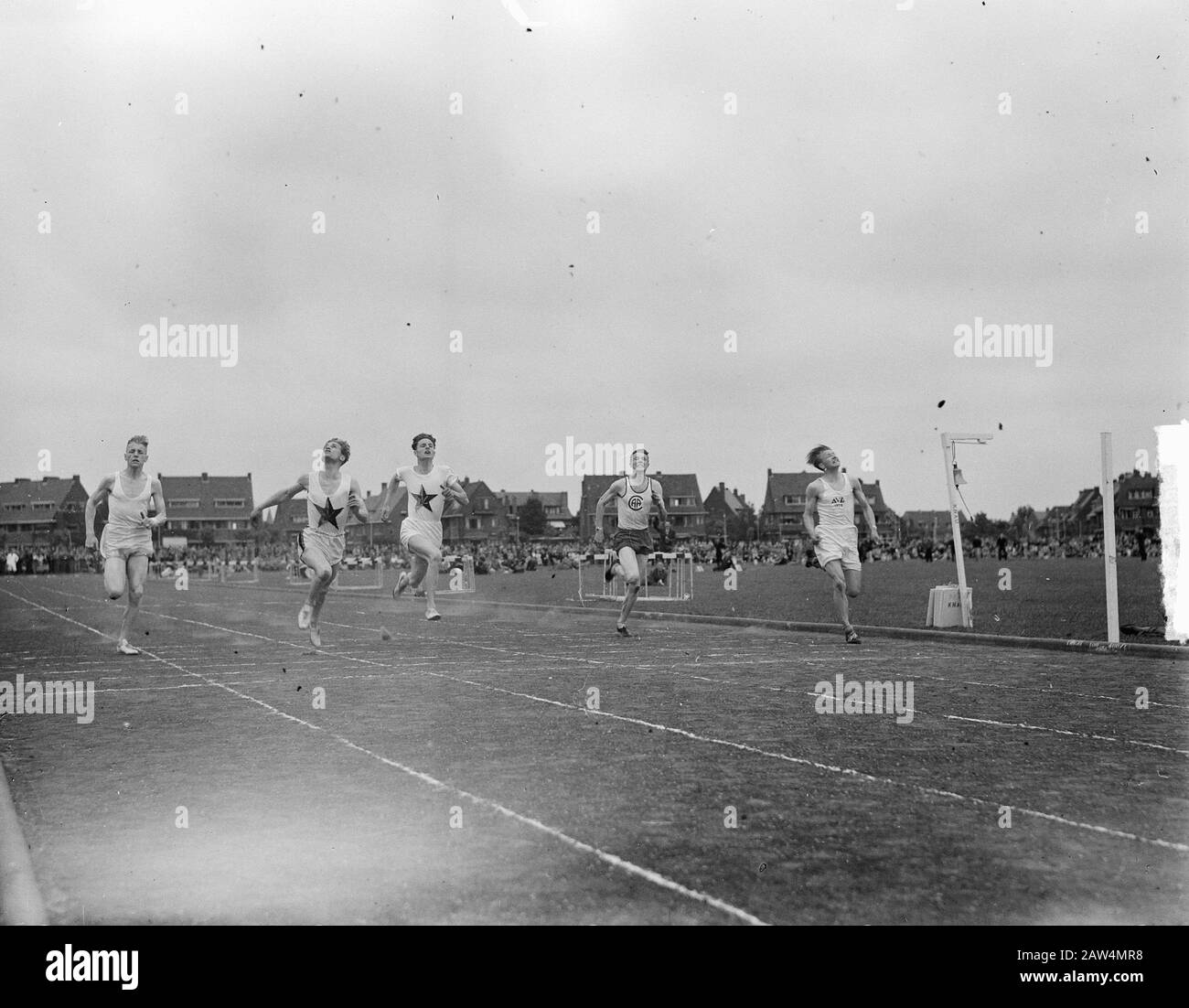 Campionato Olandese Di Atletica All'Aia. 100m uomini. J. Kleyn (Swift e Agile, 2nd da sinistra) vince Holst (AVG 26), estrema destra) Annotazione: Secondo dal campione destro ex Jo Swan (ex-aquo 4th). Links J. Lammers (3rd, AV'45) e al centro Jo Saat (F & L), 4) Data: 9 luglio 1949 luogo: L'Aia, Sud Olanda Parole Chiave: Finitura Foto Stock