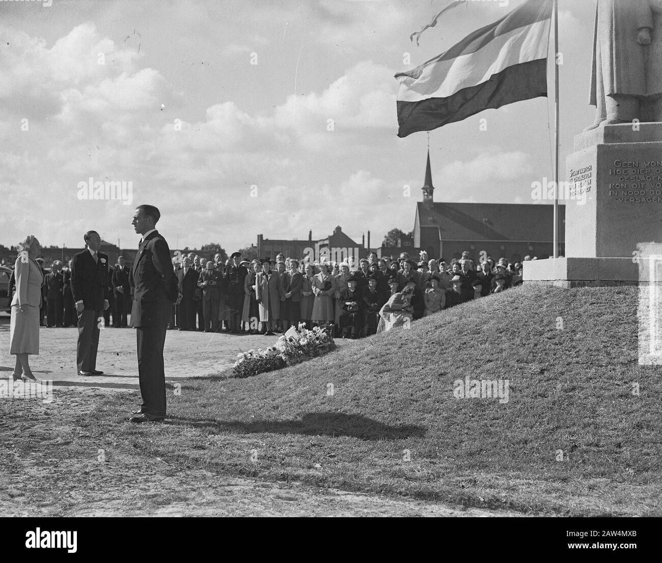 Regina Juliana e Principe Bernhard in IJmuiden. Cerimonia di deposizione presso il monumento ai caduti sul Plein 1945 Annotazione: Il Monumento Ai Caduti 'in Ijmuiden (Velsen) è una scultura in pietra di tre figure maschili (un marinaio, un pescatore e un soldato), con le spalle l'una all'altra. Nella parte inferiore dell'immagine sono presenti diversi testi. La scultura è posta su un piedistallo intarsiato con piccoli frammenti di pietra. Il memoriale 50 è alto 2 metri, largo 80 centimetri e alto 80 centimetri. Il progettista è Nicholas A. van der Creek Data: 20 luglio 1949 luogo: IJmuiden, parola chiave North Holland Foto Stock