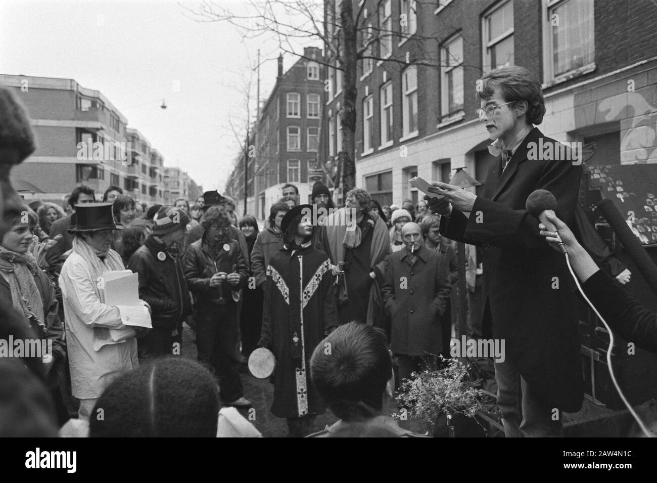Squatter of Beuningenstraat (Amsterdam) Squats abbandonati per la nuova costruzione; squatter indossando Beuningen grave Data: 29 marzo 1980 posizione: Amsterdam, Noord-Holland Parole Chiave: Squats, cracker Foto Stock
