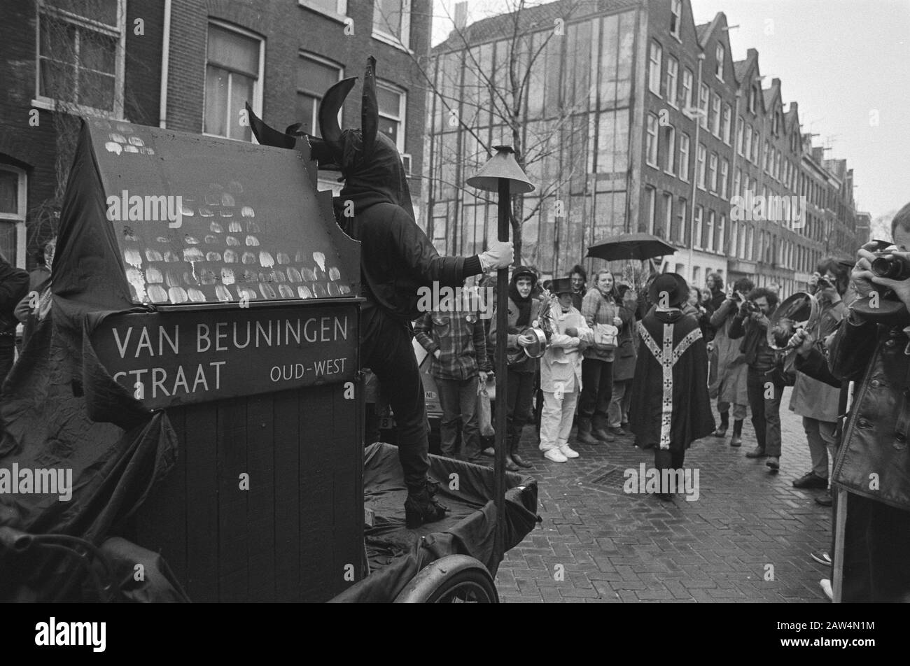 Squatter of Beuningenstraat (Amsterdam) Squats abbandonati per la nuova costruzione; squatter indossando Beuningen grave Data: 29 marzo 1980 posizione: Amsterdam, Noord-Holland Parole Chiave: Squats, cracker Foto Stock