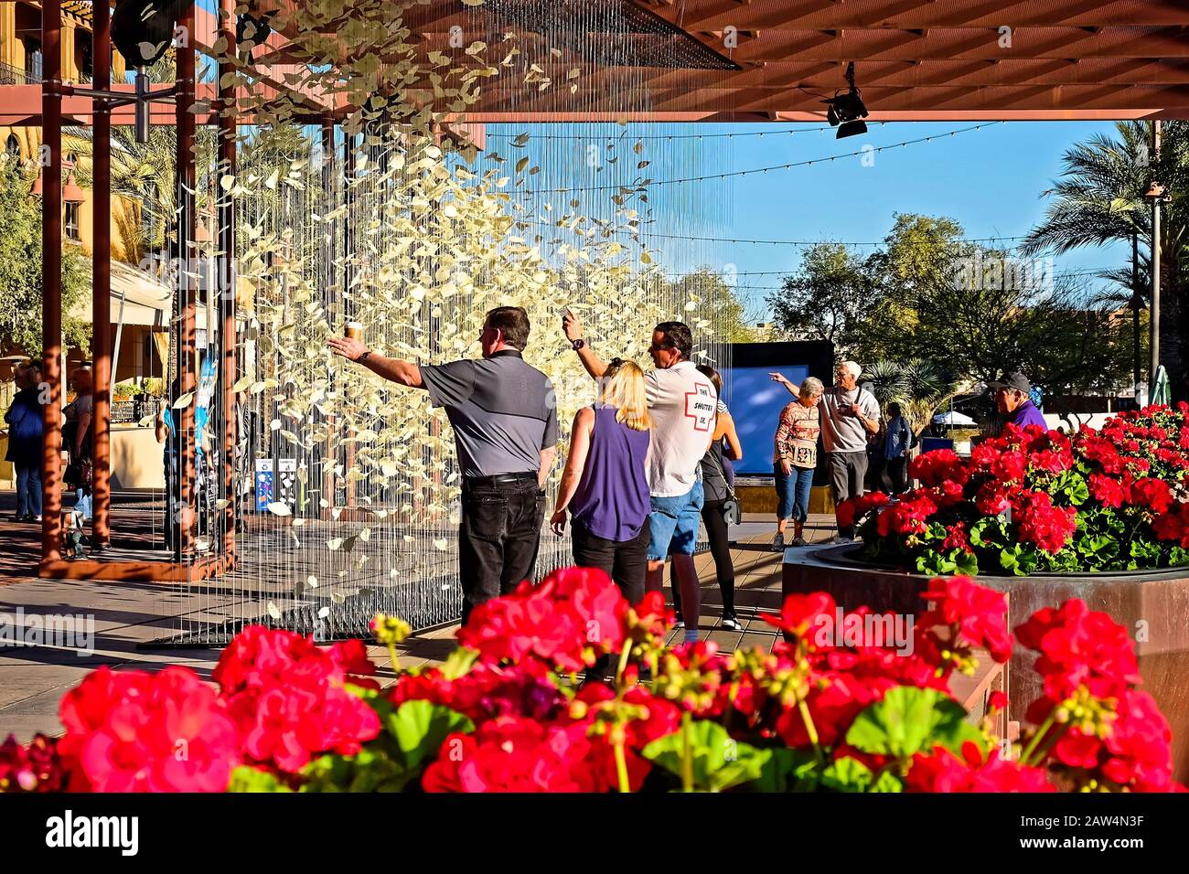 In Centro Scottsdale, Arizona. Le persone che si affacciano al Canal Convergence.Public Art Event. Foto Stock