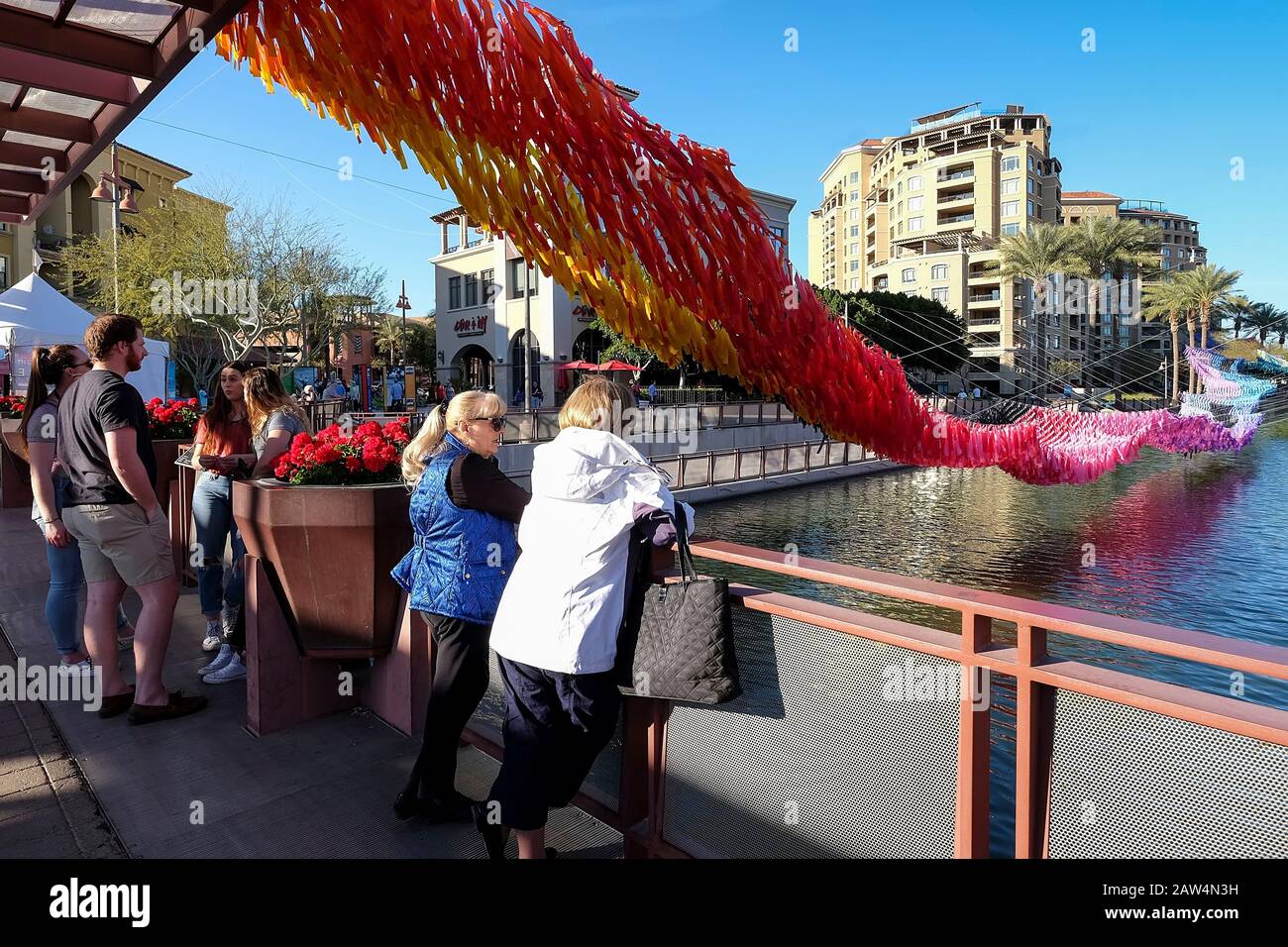 In Centro Scottsdale, Arizona. Le persone che si affacciano al Canal Convergence.Public Art Event. Foto Stock