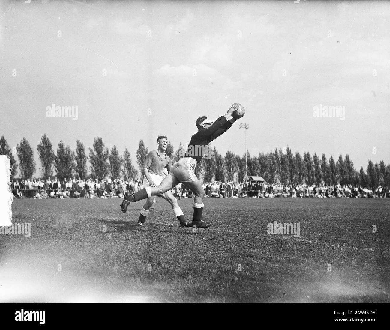 Cracking di nuovo in obiettivo Data: 4 settembre 1949 Parole Chiave: Sport, calcio Foto Stock