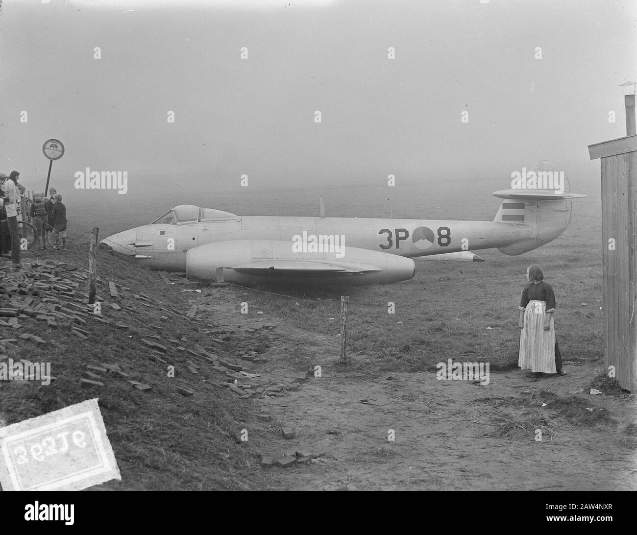 Dutch Gloster Meteor MK.IV combattente della Royal Air Force a Volendam si è schiantato o fatto atterraggio di emergenza Data: 28 settembre 1949 luogo: Nord-Olanda, Volendam Parole Chiave: Air Force, incidenti aerei, Aircraft Institution Nome: Royal Air Force Foto Stock