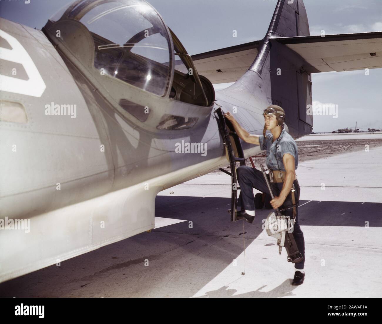 Jesse Rhodes Waller, Aviation Ordnance Mate, Terza Classe, installazione di mitragliatrice calibro 30 in Navy PBY Plane, Naval Air base, Corpus Christi, Texas, USA, fotografia di Howard R. Hollem, U.S. Office of War Information, agosto 1942 Foto Stock