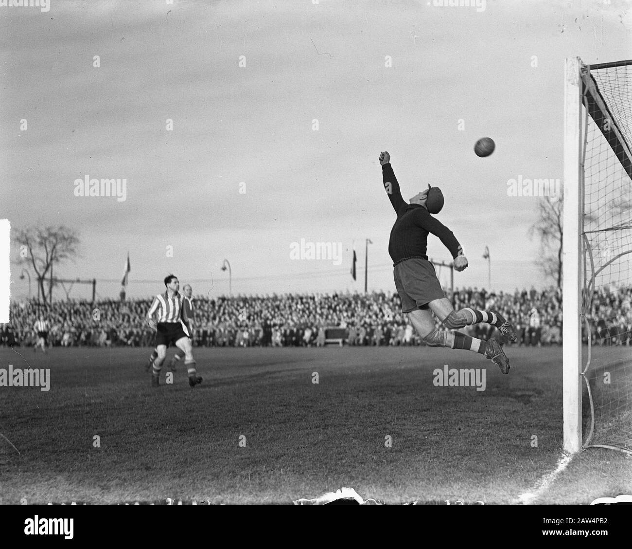 PSV contro Limburgia 1-2. Portiere Limburgia, Sjra Jacobs in azione Data: 9 gennaio 1950 luogo: Eindhoven Parole Chiave: Azione, sport, calcio Istituto Nome: Limburgia Foto Stock