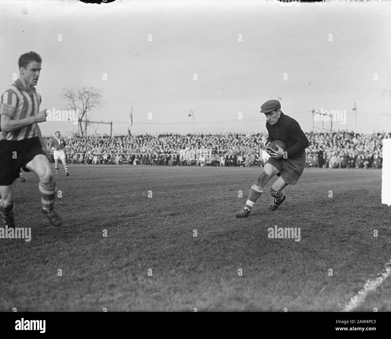 PSV contro Limburgia 1-2. Portiere Limburgia, Sjra Jacobs In Azione Data: 9 Gennaio 1950 Luogo: Eindhoven Parole Chiave: Sport, Calcio Istituto Nome: Limburgia Foto Stock