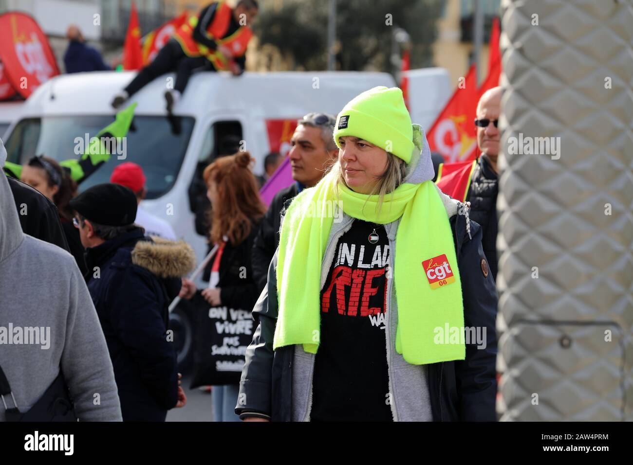Nizza, Francia - 6 Febbraio 2020: La Donna Francese Nel Gilet Giallo (Gilets Jaunes) Protestando Contro Il Piano Di Riforma Delle Pensioni Del Governo Macron A Nizza Foto Stock