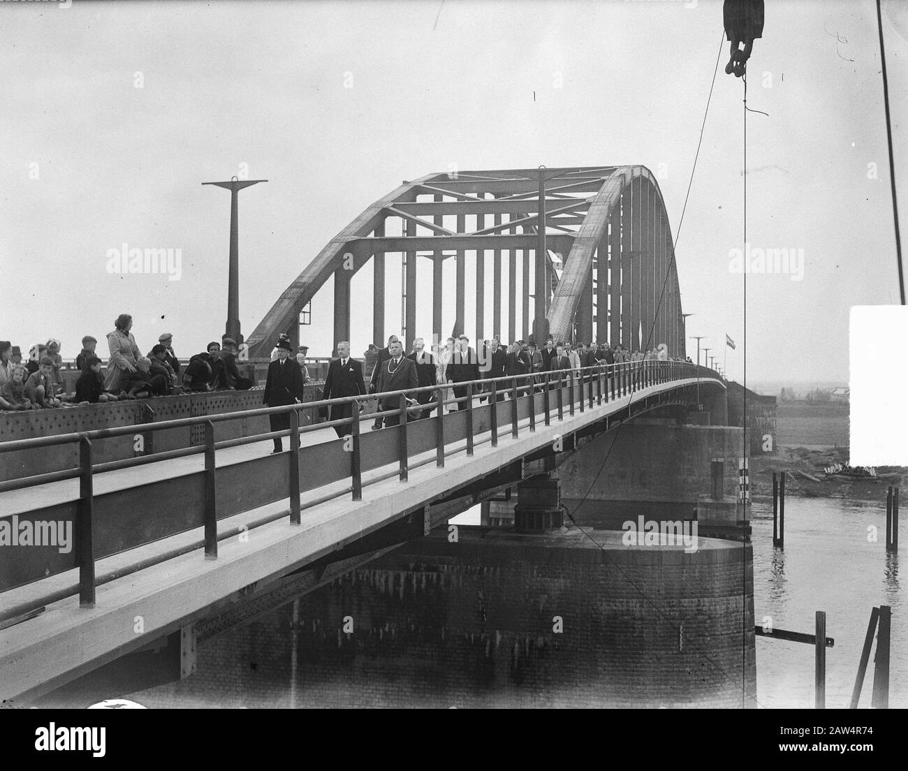 Ponte stradale di apertura a Arnhem. Partecipanti camminare sulla pista ciclabile Data: 9 maggio 1950 Località: Arnhem Parole Chiave: Ponti, porti, traffico Foto Stock