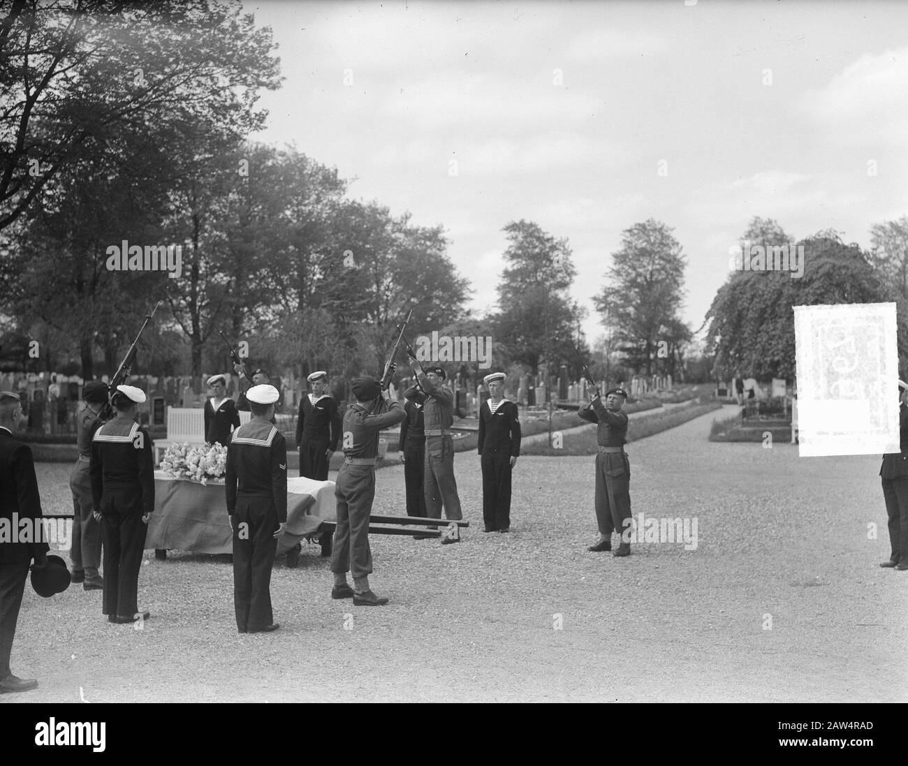 Leeuwarden, Noorderbevgraafplaats. Funerali militari di Jitze Kiemel che lavora all'aviazione navale e morì in un incidente aereo. Soldati portare un saluto Data: 16 maggio 1950 luogo: Friesland Leeuwarden Parole Chiave: Cimiteri, funerali, guardie d'onore, marines, uniformi Foto Stock