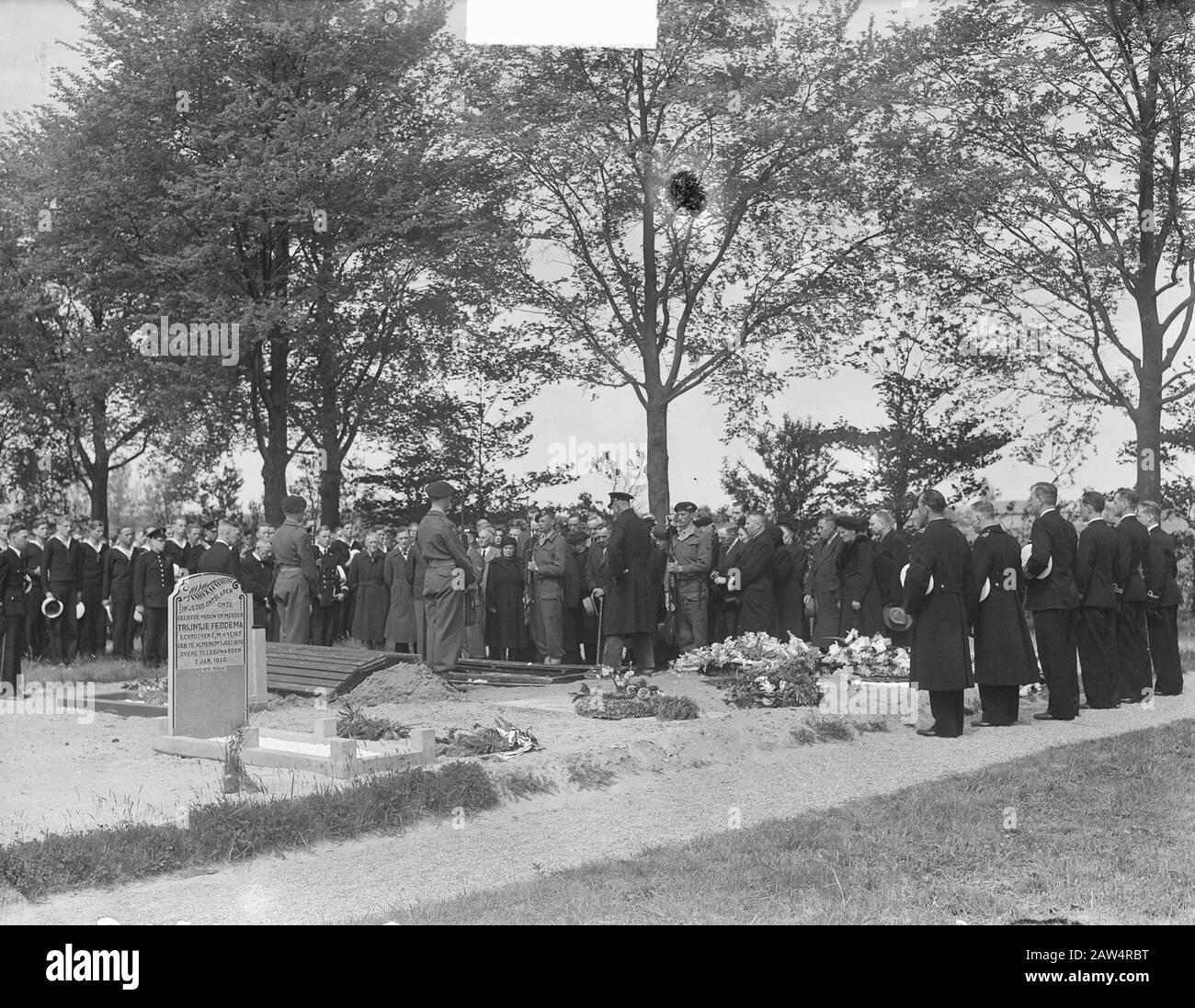 Leeuwarden, Noorderbevgraafplaats. Funerali militari di Jitze Kiemel che lavora all'aviazione navale e morì in un incidente aereo. La bara è proprio nella tomba abbassata Data: 16 maggio 1950 luogo: Friesland Leeuwarden Parole Chiave: Cimiteri, funerali, marines, soldati, uniformi Foto Stock
