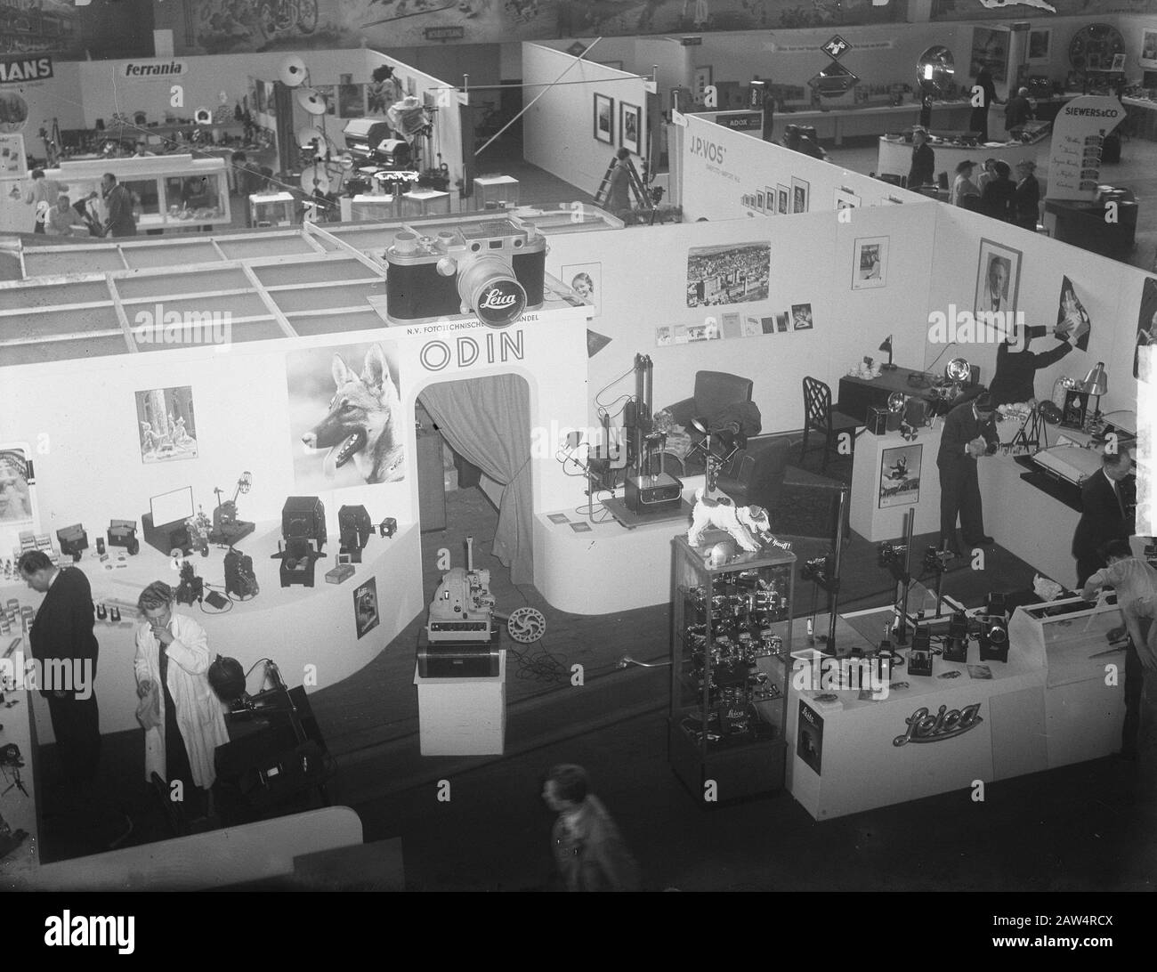 Opening Photo Exhibition in Apollo, Overview Date: May 22, 1950 Location: Amsterdam Keywords: Borse, fotografia, aperture Institution Name: Apollo Foto Stock