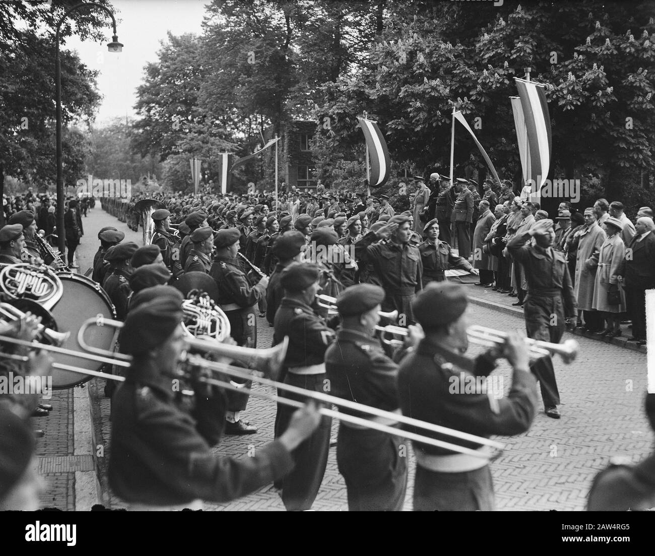 Benvenuti a Voorburg dal 5th battaglione Guardie Reggimento Hunters Annotazione: Precedente scansione mancante Data: 23 maggio 1950 Località: Voorburg, Sud Olanda Parole Chiave: Forze armate, eserciti Foto Stock