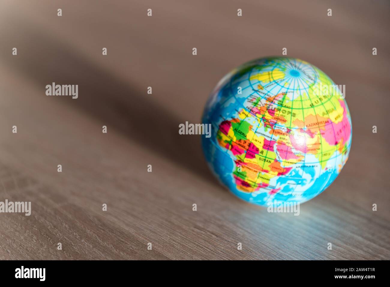 Europa e Africa continenti su un piccolo globo su una superficie di legno Foto Stock
