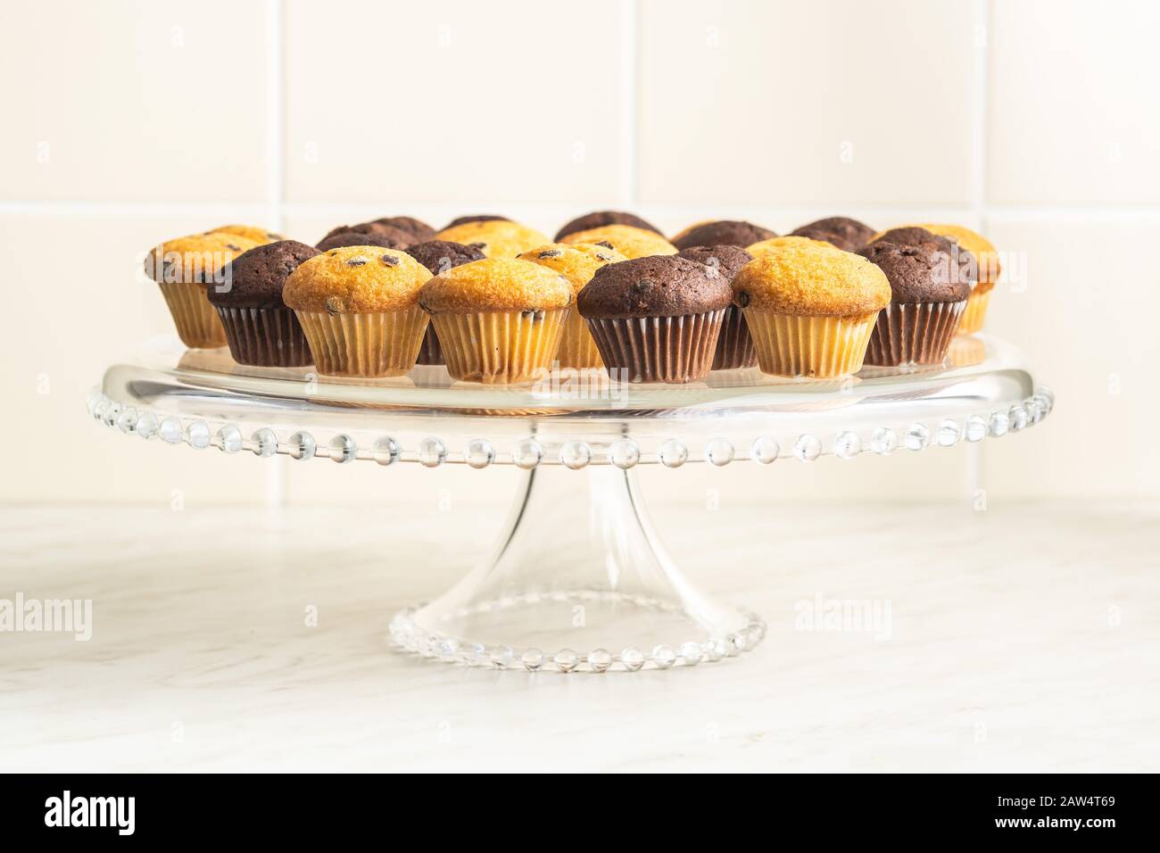 Muffin dolci. Cupcake al cioccolato sul tavolo da cucina. Foto Stock