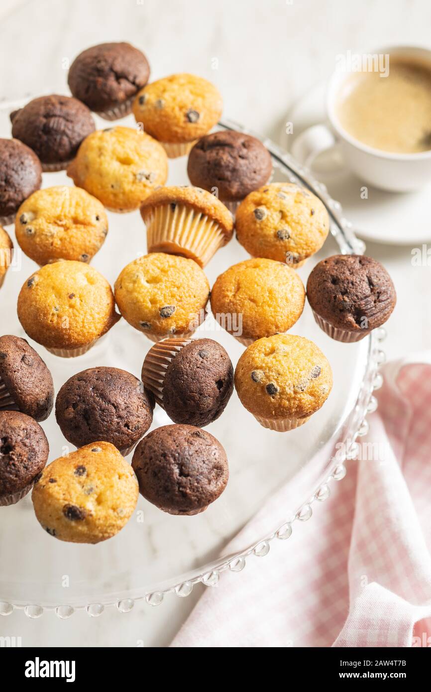 Muffin dolci. Cupcake al cioccolato sul tavolo da cucina. Foto Stock