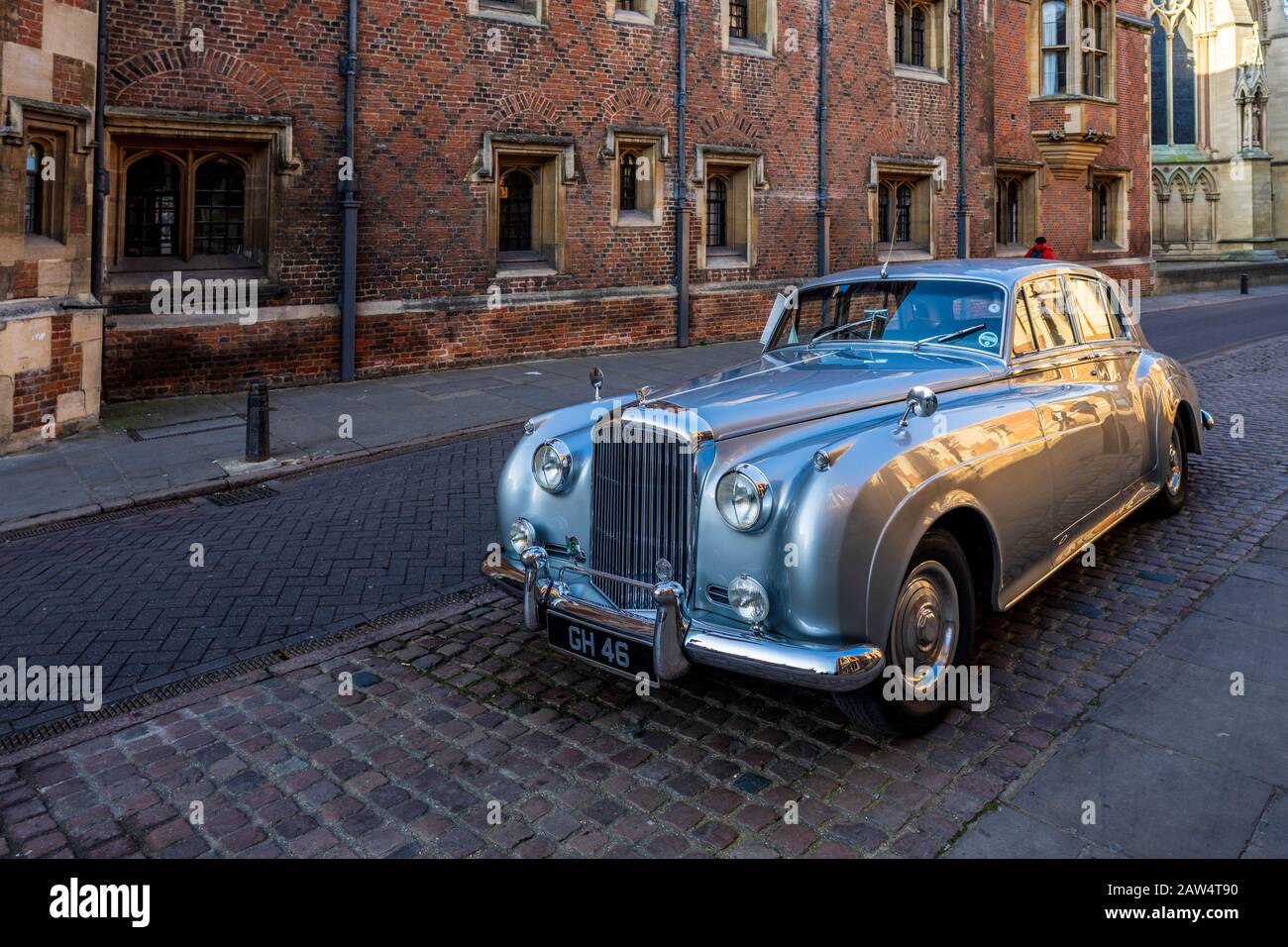 Vintage Bentley S1 nel centro di Cambridge vicino al St John's College. Il Bentley appartiene al Gonville Hotel. Foto Stock