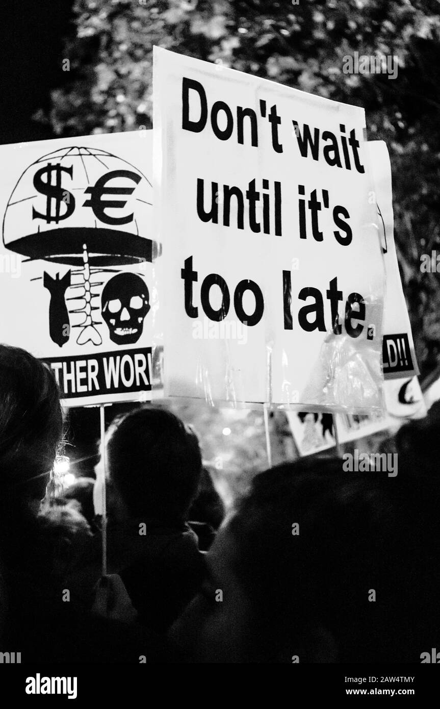 Cartelloni: Le persone a Madrid hanno dimostrato contro il cambiamento climatico sul lemma, "il mondo si è svegliato all'emergenza climatica". Madrid ospita il Foto Stock