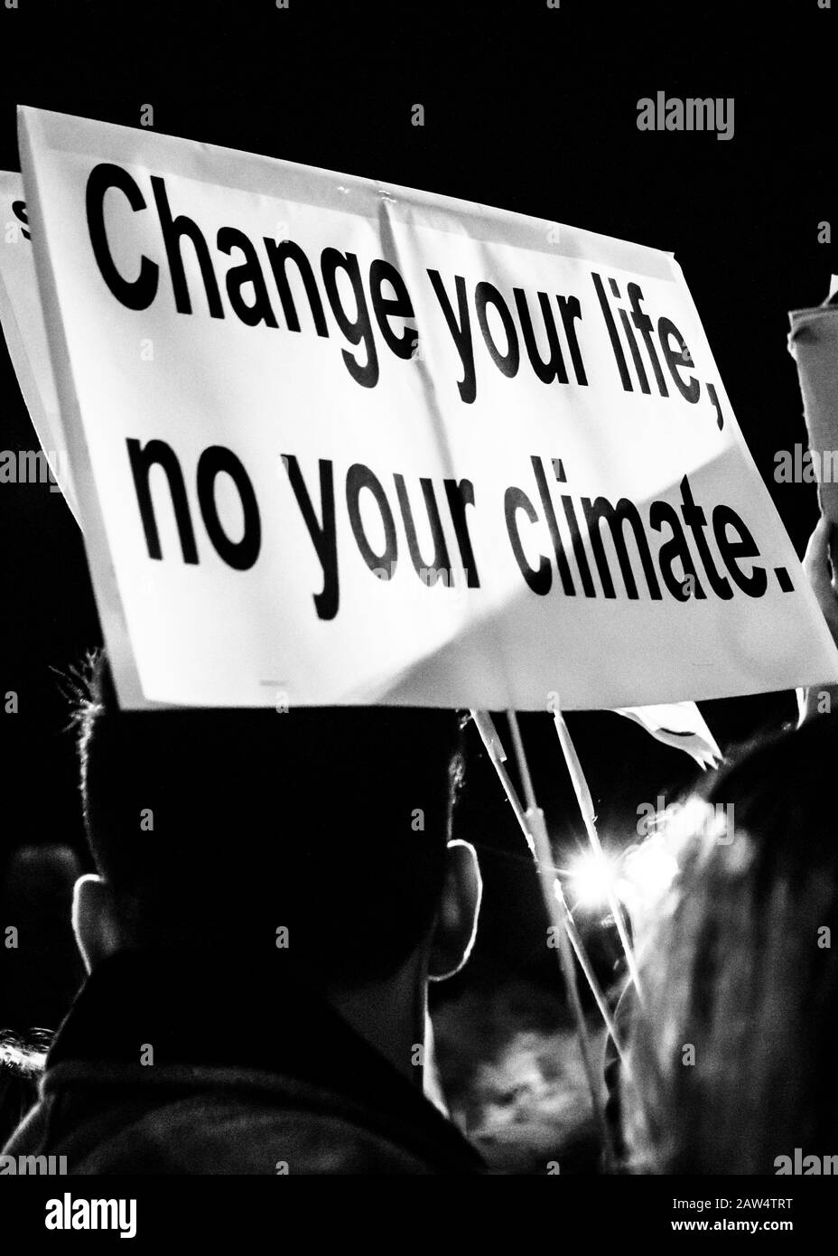 Cartelloni: Le persone a Madrid hanno dimostrato contro il cambiamento climatico sul lemma, "il mondo si è svegliato all'emergenza climatica". Madrid ospita il Foto Stock