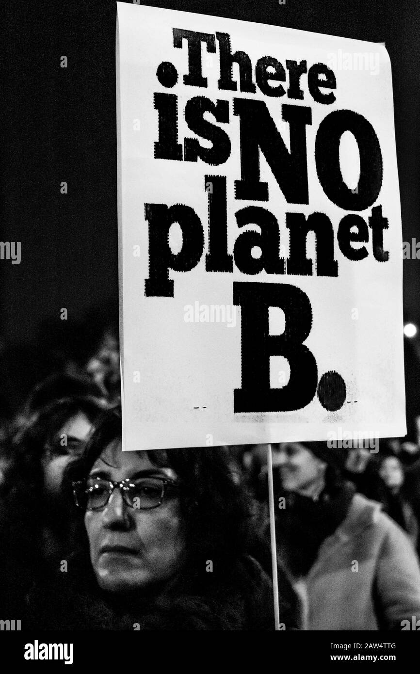 Cartelloni: Le persone a Madrid hanno dimostrato contro il cambiamento climatico sul lemma, "il mondo si è svegliato all'emergenza climatica". Madrid ospita il Foto Stock