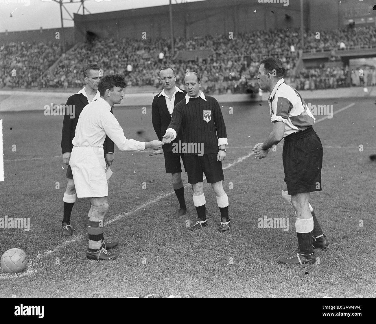 Squadra olandese contro squadra rappresentativa della Lega ateniese inglese (punteggio finale: 4-2). Captain Abe Lastra In Tosse Data: 1 Novembre 1950 Luogo: Amsterdam, Noord-Holland Parole Chiave: Sport, Football Nome: Athenian League, Lastra, Abe Foto Stock