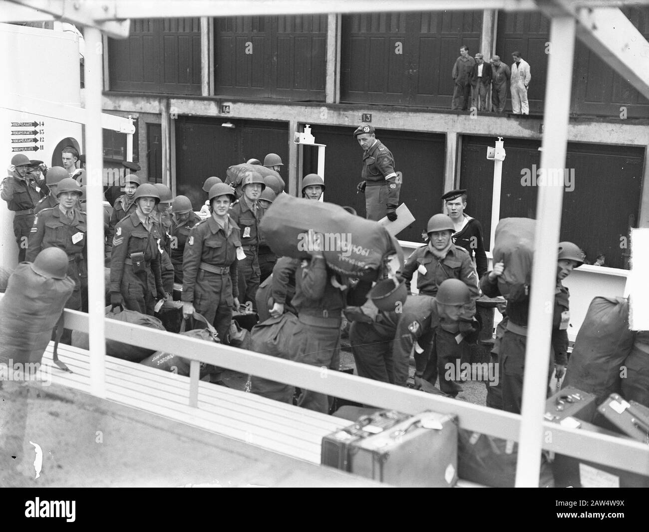 New Guinea Support Company Partenza Da Amsterdam Data: 10 Novembre 1950 Luogo: Amsterdam, Noord-Holland Parole Chiave: Esercito, Militare Foto Stock