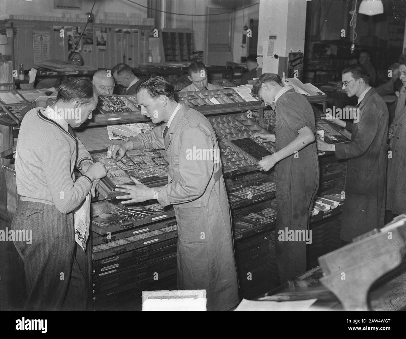 Typesetters at work Annotation: Job Huisman Lindbergh Post Date: November 24, 1950 Keywords: Printing industry Person Name: Huisman, Lindbergh, POST Foto Stock