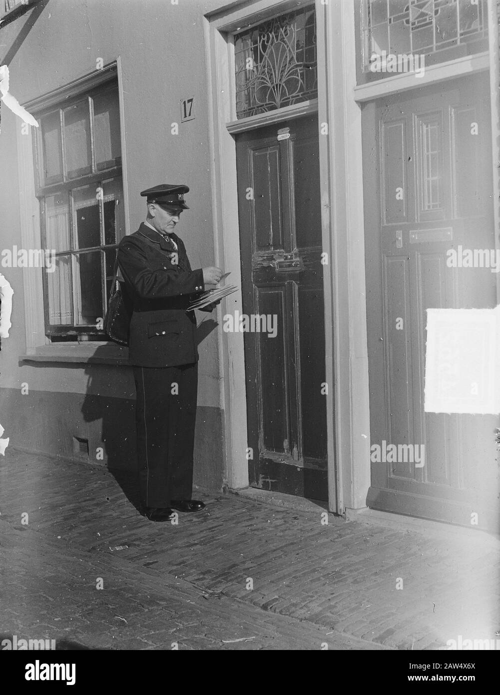 Nuova uniforme PTT Data: 5 marzo 1951 Parole Chiave: Postuomini, uniformi Foto Stock