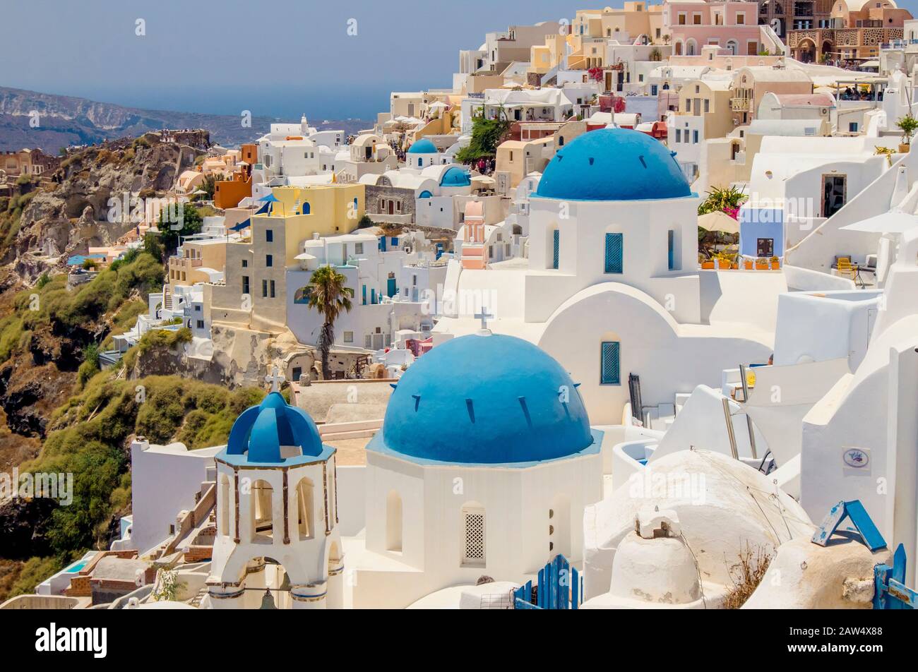 Famosa cupola blu chiesa ortodossa nel villaggio di Oia sull'isola di Santorini in Grecia in Europa. Foto Stock