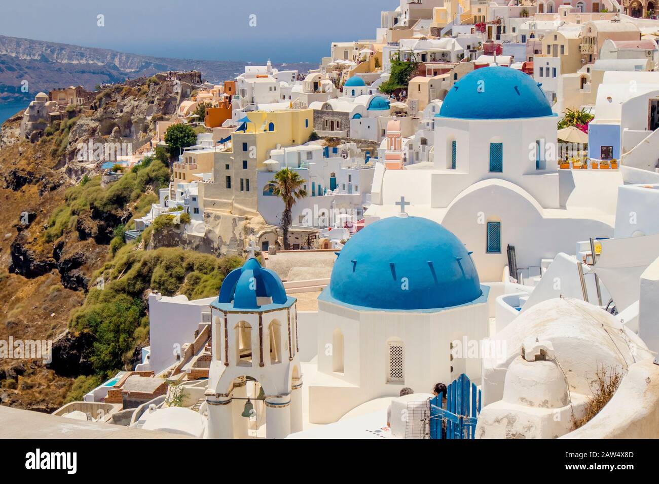 Famosa cupola blu chiesa ortodossa nel villaggio di Oia sull'isola di Santorini in Grecia in Europa. Foto Stock