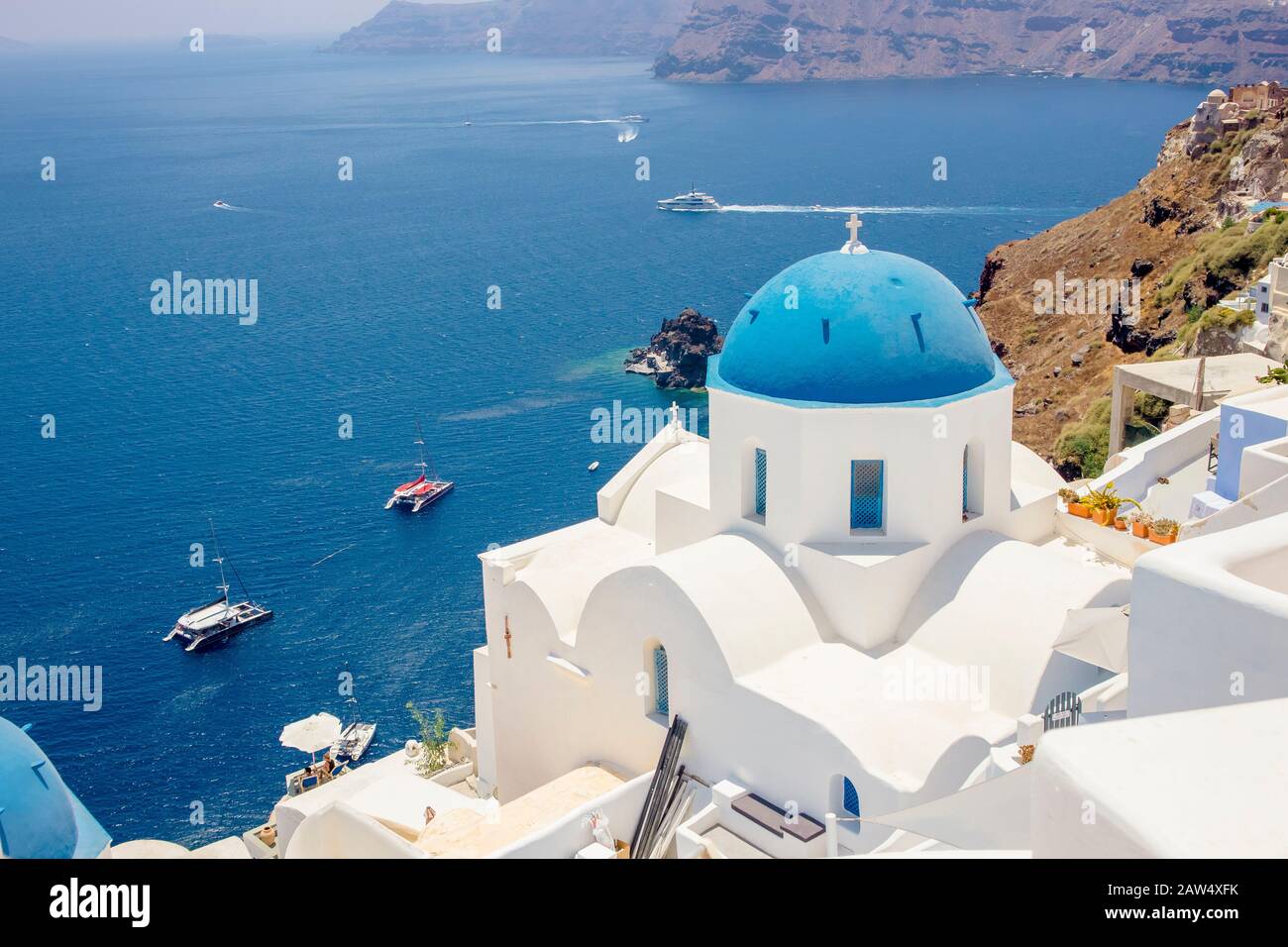 Famosa cupola blu chiesa ortodossa nel villaggio di Oia sull'isola di Santorini in Grecia in Europa. Foto Stock