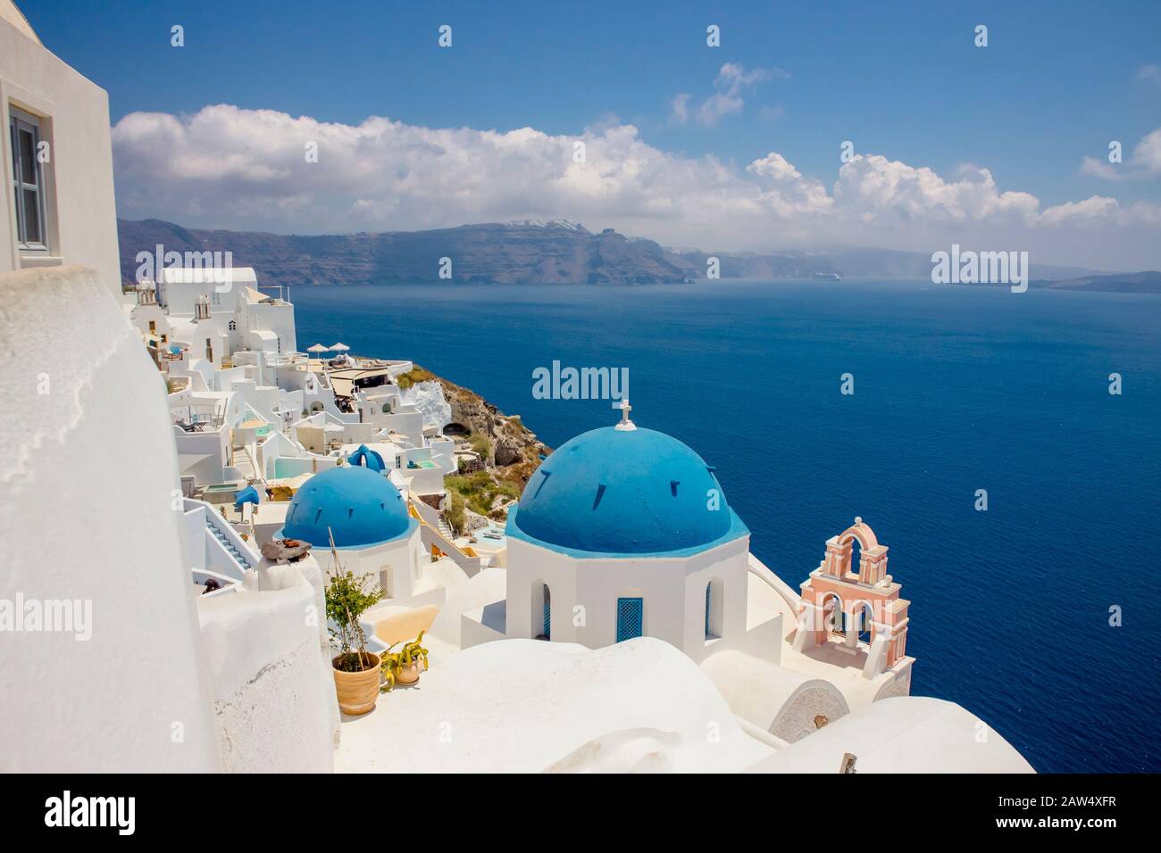 Famosa cupola blu chiesa ortodossa nel villaggio di Oia sull'isola di Santorini in Grecia in Europa. Foto Stock