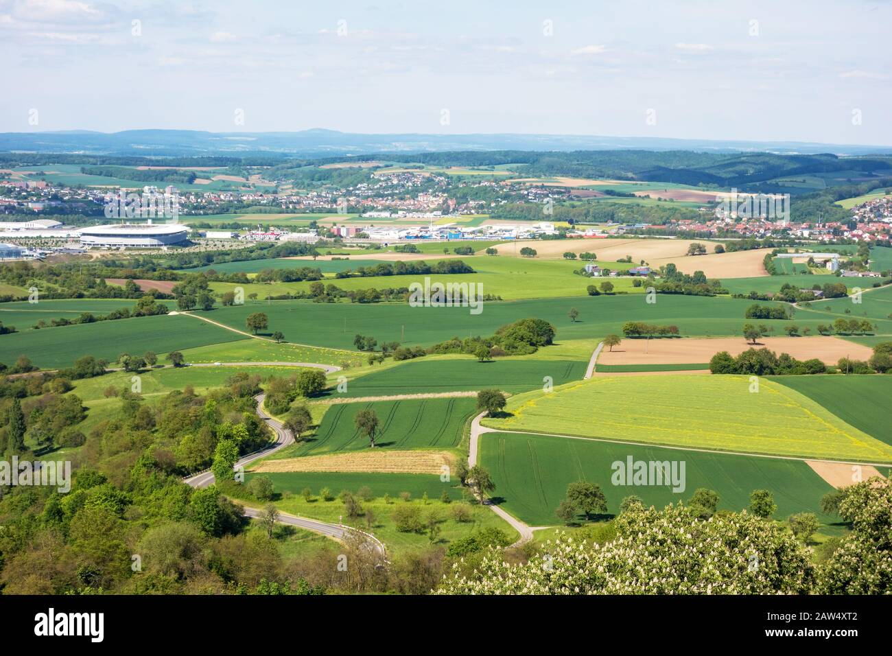 Paesaggio di Kraichgau, Baden-Wuerttemberg, Germania con Museo Di Tecnica di Sinsheim e di calcio statdiu, Rhein-Neckar Arena sullo sfondo Foto Stock