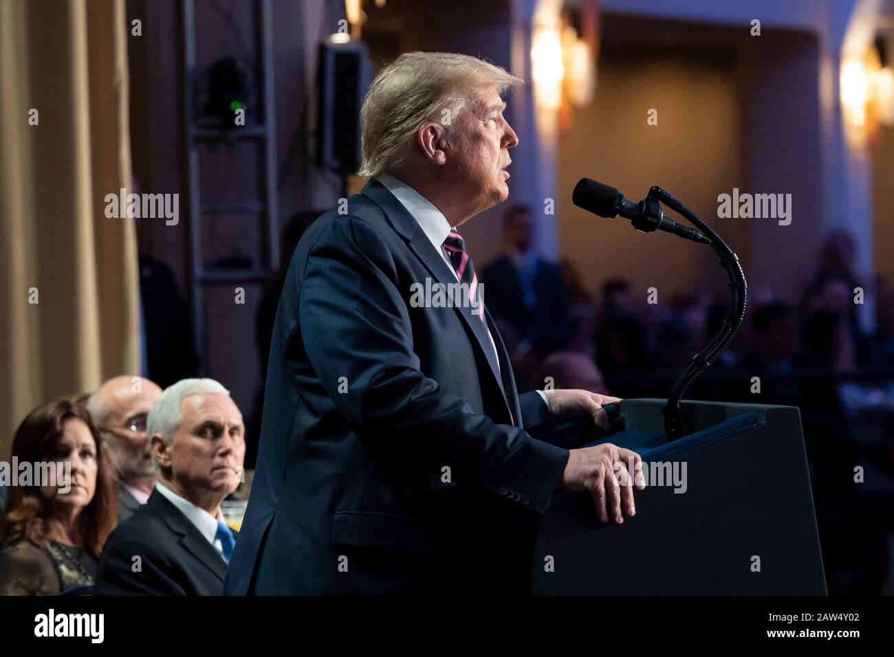 Washington, Stati Uniti D'America. 06th Feb, 2020. Washington, Stati Uniti D'America. 06 Febbraio 2020. Il presidente degli Stati Uniti Donald Trump fa delle osservazioni alla colazione di preghiera nazionale 2020 al Washington Hilton 6 febbraio 2020 a Washington, DC Trump ha usato l'evento normalmente bipartisan per salvare i suoi avversari chiamandoli viziosi e dire dopo la sua assoluzione del Senato nel processo di impeachment. Credito: Joyce Bognhosian/Casa Bianca Foto/Alamy Live News Foto Stock