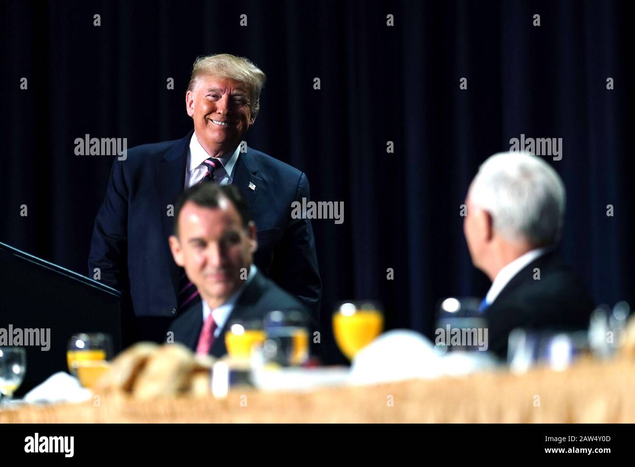 Washington, Stati Uniti D'America. 06th Feb, 2020. Washington, Stati Uniti D'America. 06 Febbraio 2020. Il presidente degli Stati Uniti Donald Trump fa delle osservazioni alla colazione di preghiera nazionale 2020 al Washington Hilton 6 febbraio 2020 a Washington, DC Trump ha usato l'evento normalmente bipartisan per salvare i suoi avversari chiamandoli viziosi e dire dopo la sua assoluzione del Senato nel processo di impeachment. Credit: D. Myles Cullen/Casa Bianca Foto/Alamy Live News Foto Stock