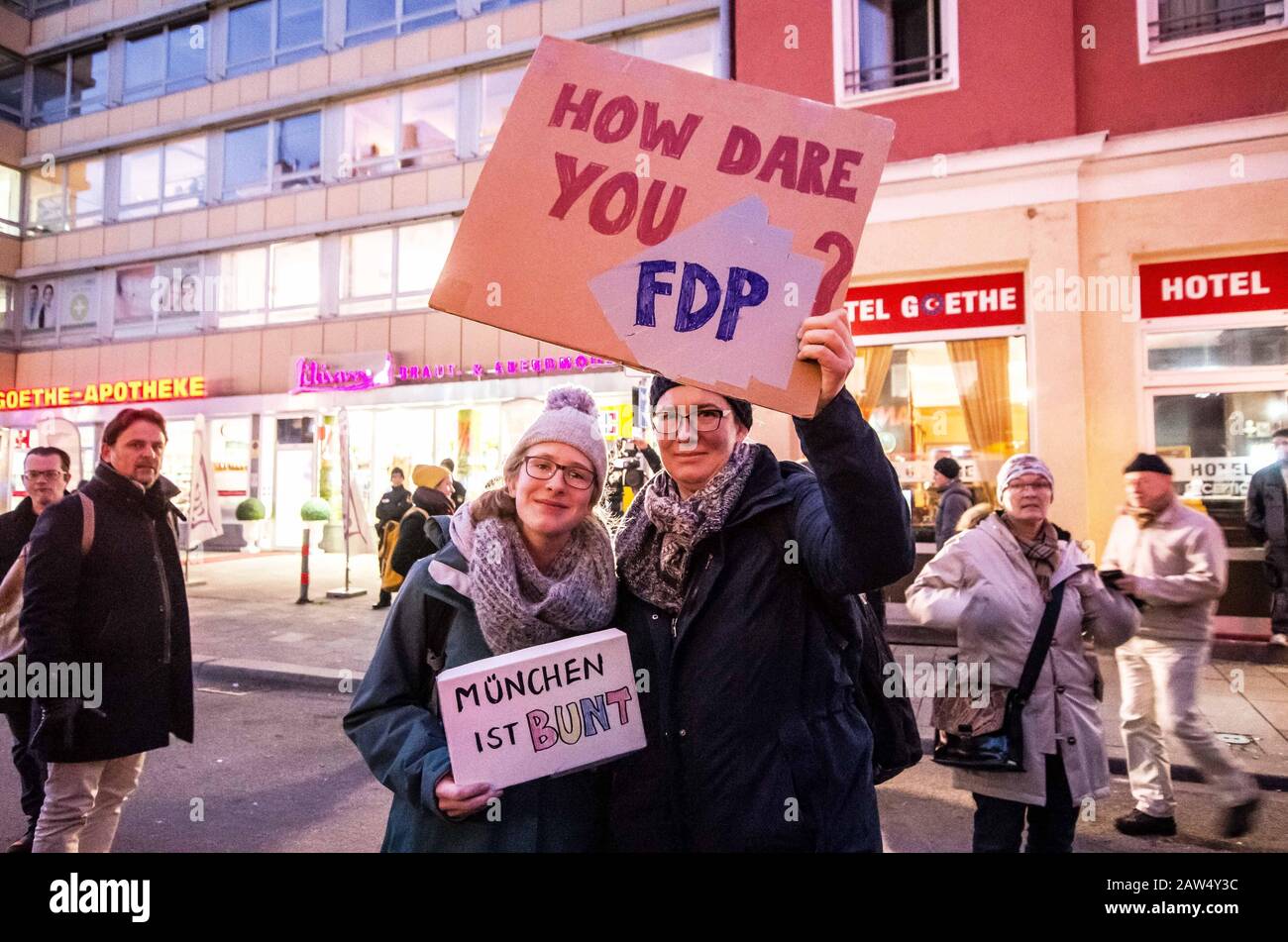 6 febbraio 2020, Monaco di Baviera, Germania: Unirsi a migliaia di città in tutta la Germania, oltre 500 si sono riuniti a Monaco per protestare contro il partito FDP di fronte ai loro uffici sulla Goethestrasse. Thomas Kemmerich, del FDP, ha recentemente conquistato la posizione di Ministro-Presidente della Turingia dopo aver ottenuto il sostegno al partito fascista AFD, scatenando le proteste dei cittadini e politiche. (Credit Image: © Sacelle Babbar/Zuma Wire) Foto Stock