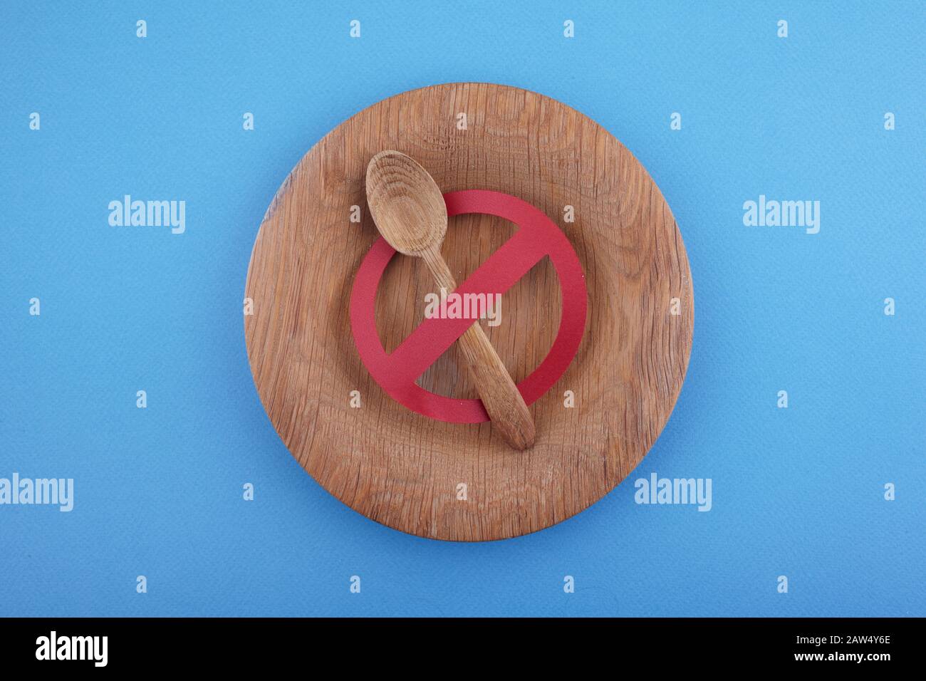 Salta il concetto di colazione senza simbolo su un piatto di legno. Disposizione piatta Foto Stock