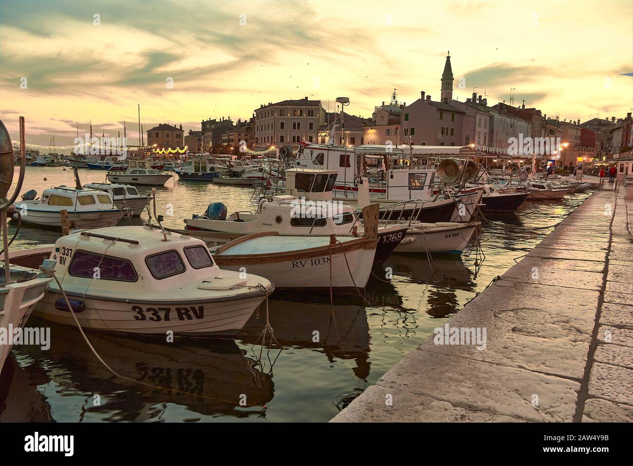 Porto di Rovigno, con barche da pesca bianche, Croazia Foto Stock