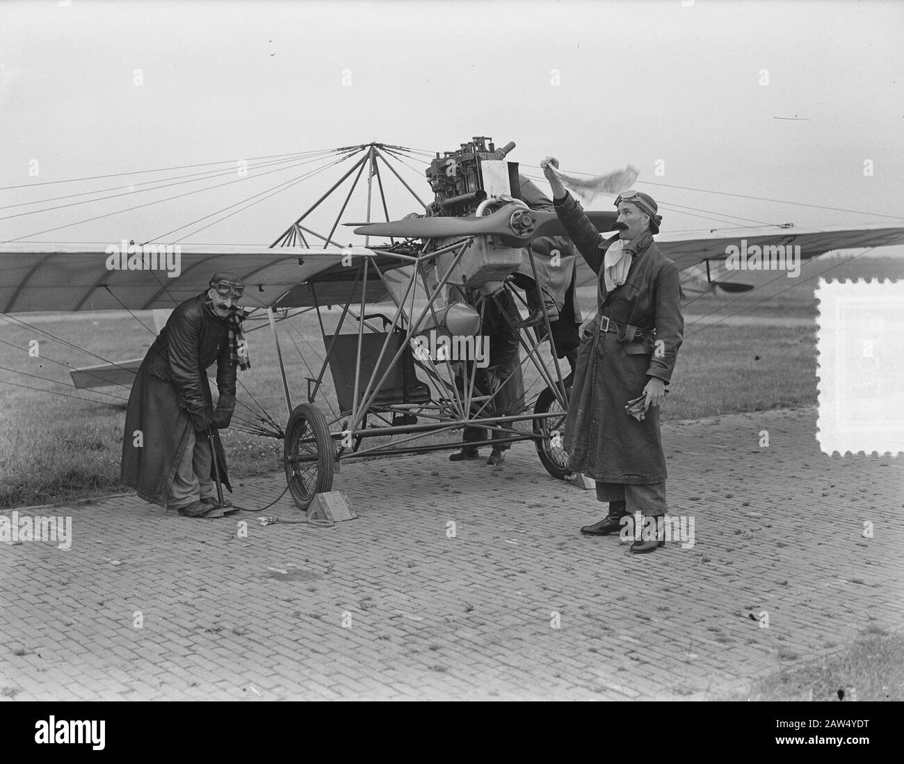 Air Show ILSY III Ypenburg. [Danish Plane Ellehammer dal 1911 di cui i pneumatici devono essere gonfiati] Nota: ILSY = International Aviation Show Iepenburg. La terza rata si è tenuta il 27-29 luglio Data: 24 luglio 1951 luogo: L'Aia Ypenburg, South Holland Parole Chiave: Airshows Foto Stock