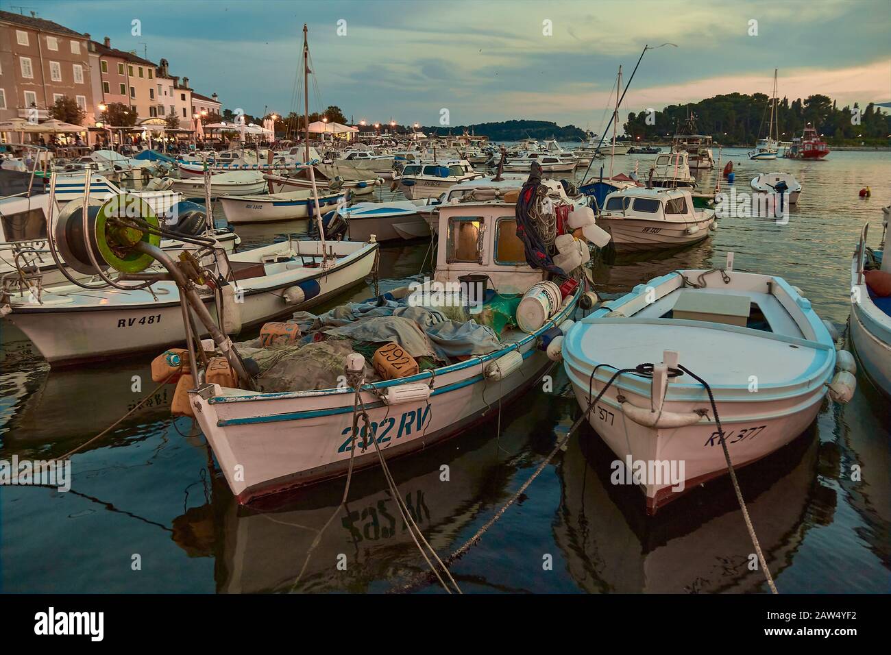 Porto di Rovigno, con barche da pesca bianche, Croazia Foto Stock