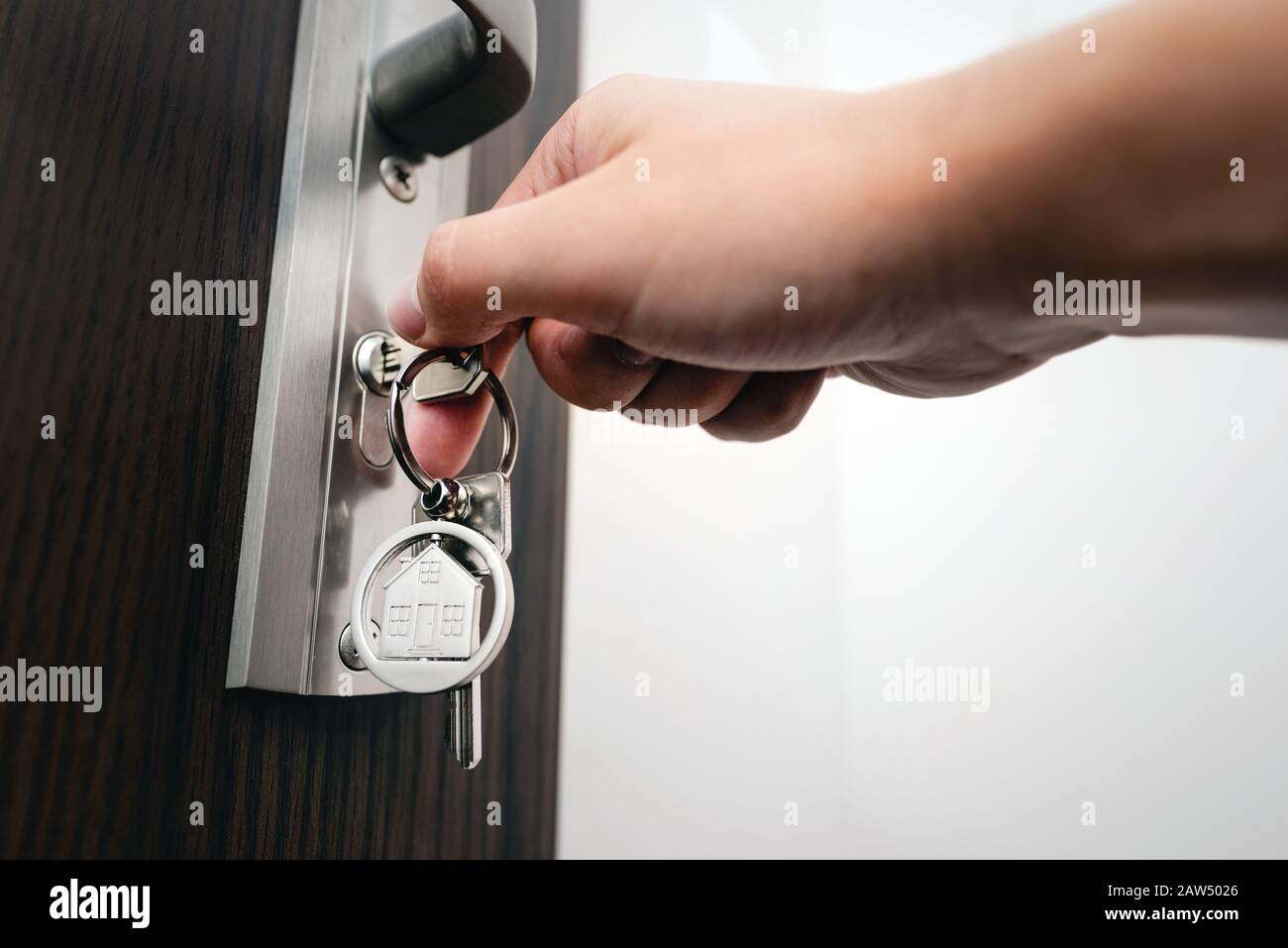 L'uomo tenendo premuto i tasti per l'appartamento in porta. Real estate, ipoteca appartamento. Foto Stock
